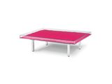 La table est en verre et est recouverte d'une nappe rose.