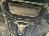 vue du dessous d'une voiture avec un pneu crevé en dessous