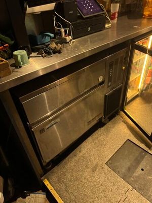 une image d'une cuisine avec beaucoup d'espace de travail