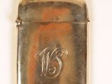 un étui à cigarettes ancien en argent, orné d'un monogramme sur le devant