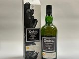 une bouteille d'Ardbig 12 ans d'âge avec son coffret