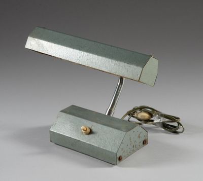 une petite lampe de bureau posée sur une table