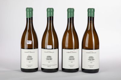 trois bouteilles de vin posées l'une à côté de l'autre sur une table