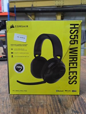 La boîte d'un casque audio est posée sur une table