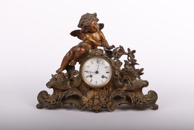 une petite horloge sur laquelle est posé un cheroon