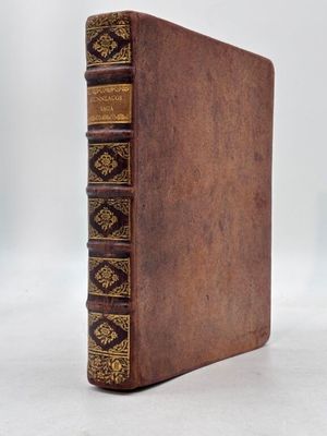 gros plan d'un livre sur une table à fond blanc