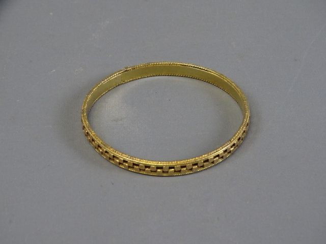 Bracelet rigide en or jaune 750 millièmes, le centre partiellemen...