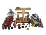 un ensemble de jouets représentant une station-service avec une voiture, un camion et une moto