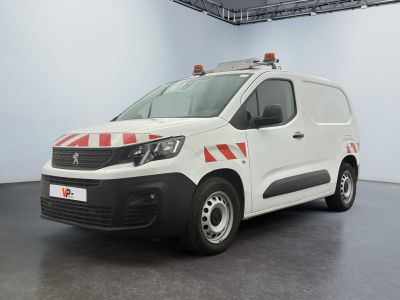 une camionnette blanche avec une bande rouge et blanche