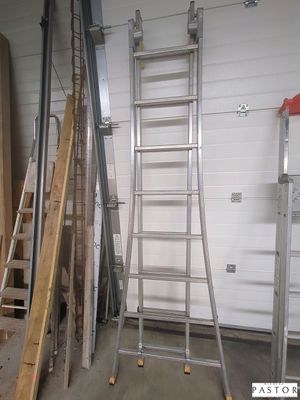 une échelle appuyée contre un mur dans un garage