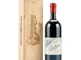une bouteille de vin rouge à côté d'une caisse en bois