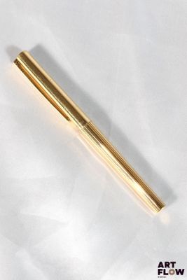 un gros plan d'un stylo posé sur une feuille de papier