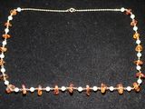 gros plan d'un collier sur une surface noire