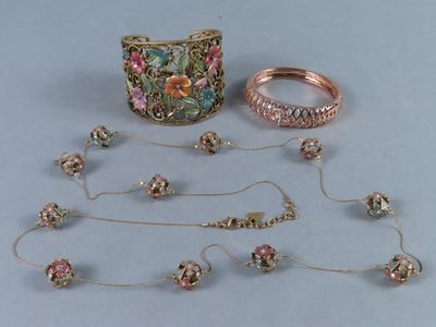 beaucoup de bijoux posés sur la table