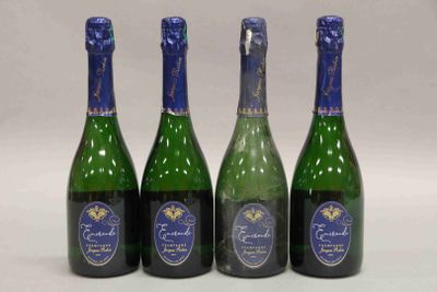 trois bouteilles de vin posées l'une à côté de l'autre sur une table