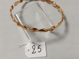 gros plan d'une bague en or sur une surface blanche