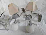 trois lampes posées sur une table blanche