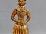 statue d'une femme en robe, coiffée d'une couronne