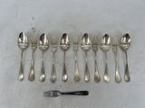 six cuillères et une fourchette sur la table