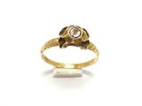 gros plan d'une bague en or avec une pierre au milieu