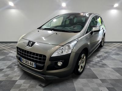 la photo d'une voiture argentée garée dans un garage