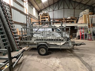 un camion équipé d'une cage à l'arrière, dans un entrepôt