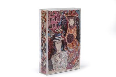 une photo d'une boîte sur laquelle figure l'image d'une femme portant un chapeau