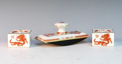 trois pièces de porcelaine différentes posées sur une table
