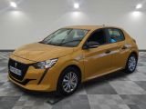une voiture jaune est garée dans une pièce au sol en damier