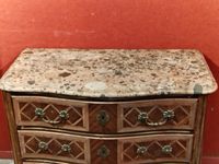 Commode en bois de placage ouvrant par trois tiroirs décor m… (photo 3)