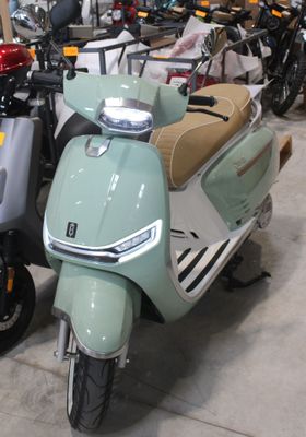 de nombreux scooters alignés dans une pièce