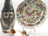 deux vases et une assiette sur la table