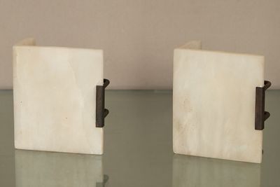 deux serre-livres posés sur une table en verre