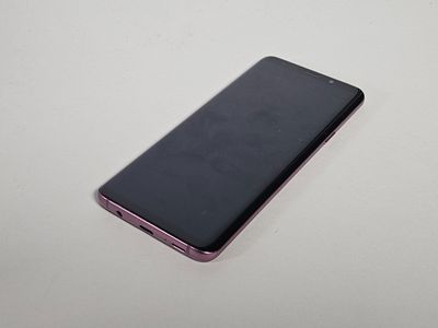 un gros plan d'un téléphone portable posé sur une table, sur fond blanc