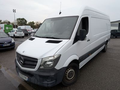 une camionnette blanche garée dans un parking