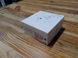 une boîte blanche posée sur une table en bois