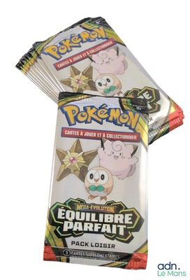deux paquets de cartes à collectionner Pokémon sur fond blanc