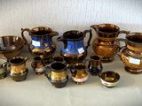 de nombreux types de vases différents posés sur une table