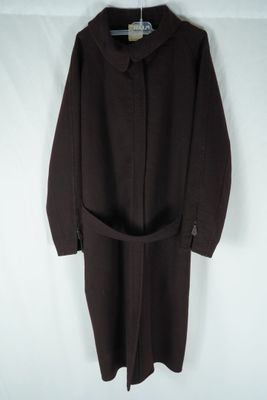 manteau en laine marron avec une ceinture, suspendu à un cintre sur fond blanc