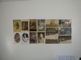 de nombreux tableaux accrochés au mur d'une pièce où sont accrochés des tableaux