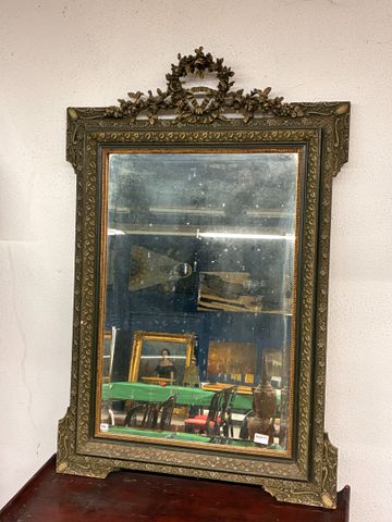 Miroir fronton orné de guirlandes et d'une couronne de roses rete...