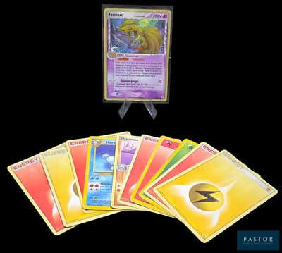 un lot de cartes posées sur une table