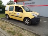 une petite camionnette jaune garée devant un immeuble