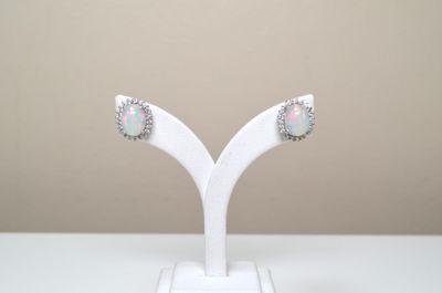 Une paire de boucles d'oreilles en argent serti de 2 opales …