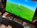 un bureau équipé d'un écran d'ordinateur et d'un clavier