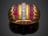 une bague en or 18 carats, sertie de rubis et de diamants