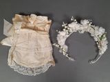 deux vêtements et un serre-tête à fleurs posés sur une table