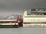 plusieurs livres sont empilés sur une table