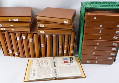 beaucoup de cartons et un livre posé sur une table