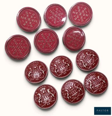 six boutons en céramique rouge ornés d'un motif représentant des lions